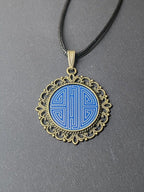 Amulett – bronzefarben, chinesische Shou Symbolik Disc in blau 25 mm, zinnlegiert, kupferunterlegt – Produktansicht 1