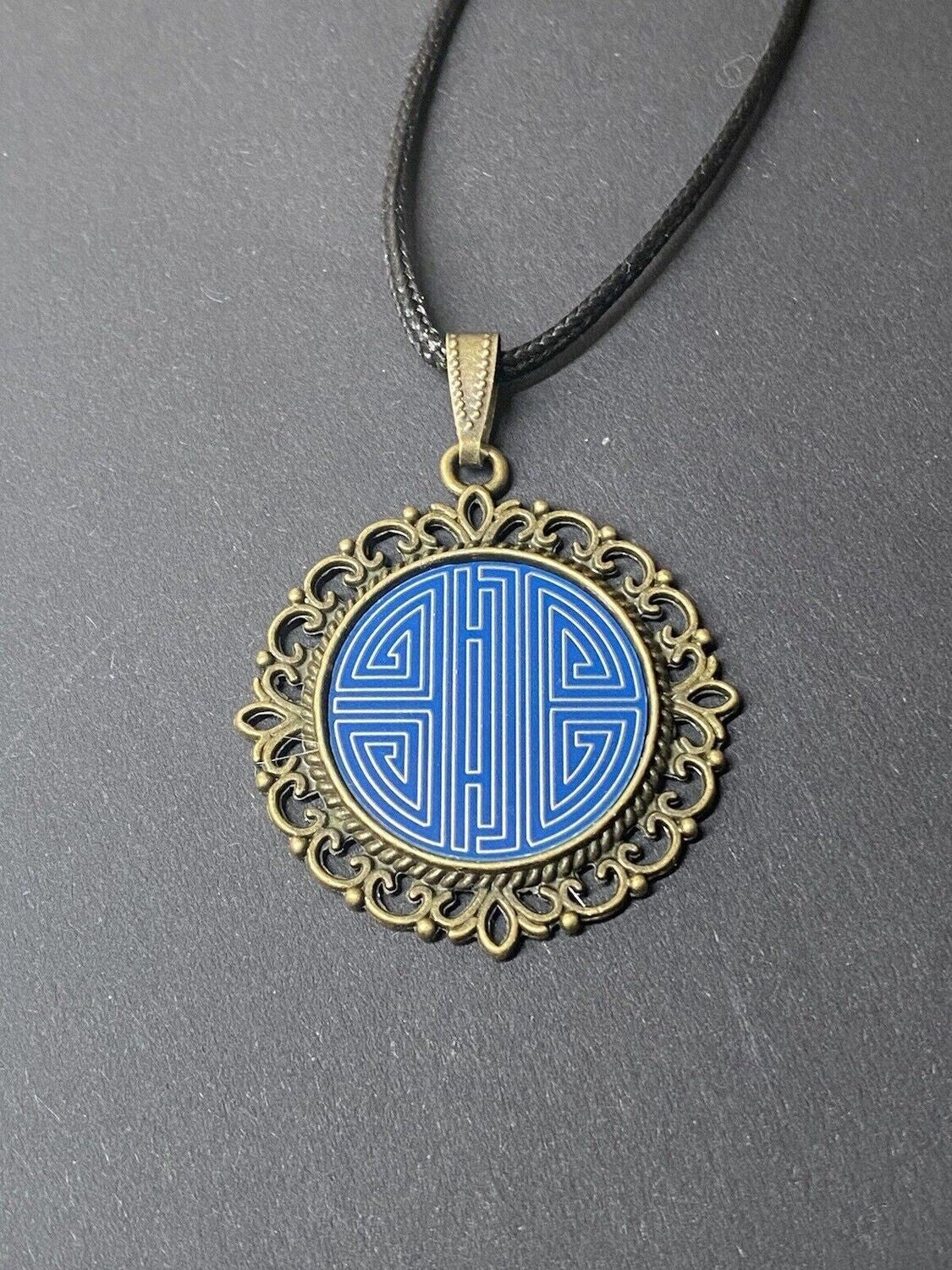 Amulett – bronzefarben, chinesische Shou Symbolik Disc in blau 25 mm, zinnlegiert, kupferunterlegt – Produktansicht 1