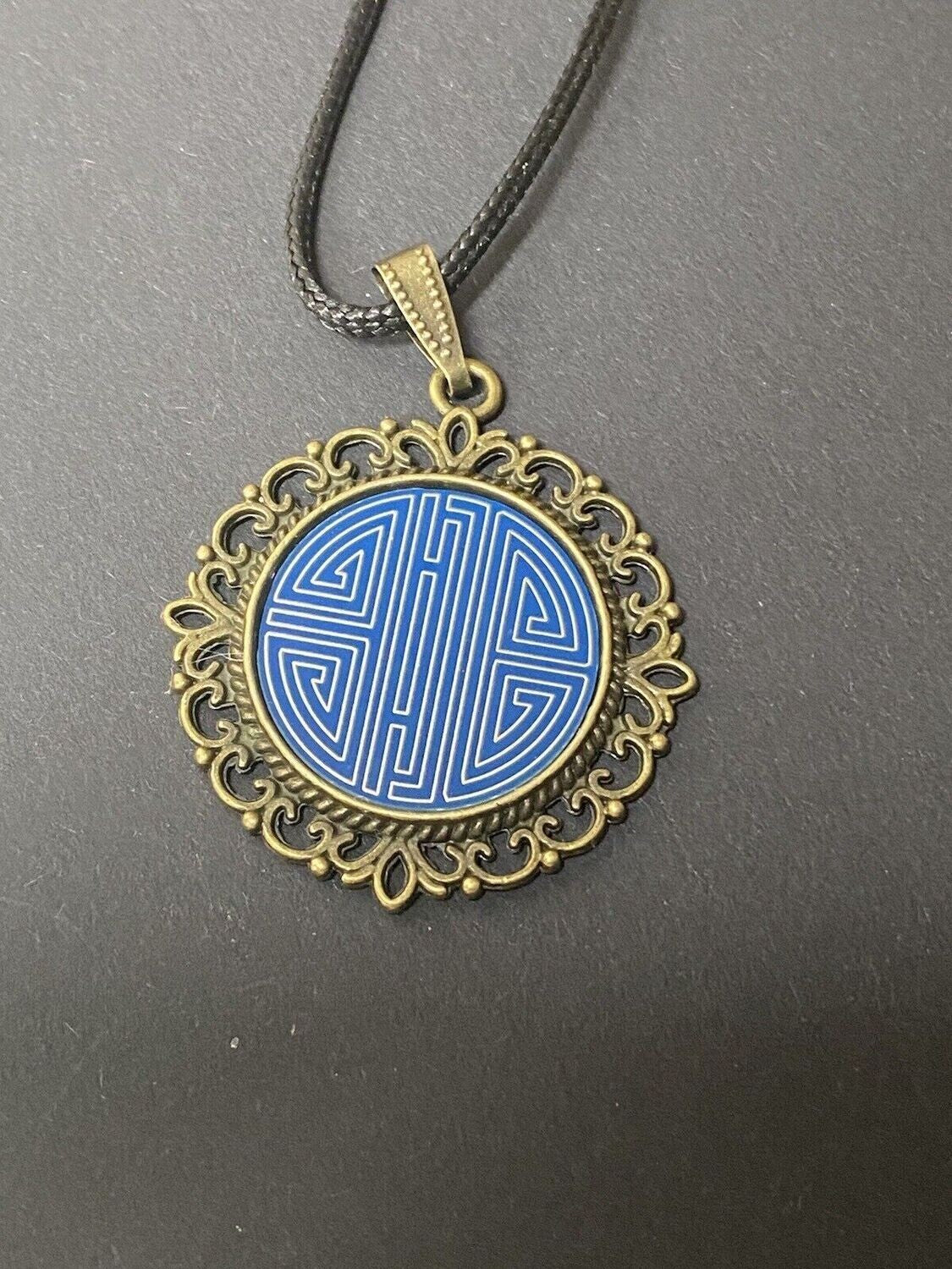 Amulett – bronzefarben, chinesische Shou Symbolik Disc in blau 25 mm, zinnlegiert, kupferunterlegt – Produktansicht 1