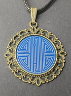Amulett – bronzefarben, chinesische Shou Symbolik Disc in blau 25 mm, zinnlegiert, kupferunterlegt – Produktansicht 1