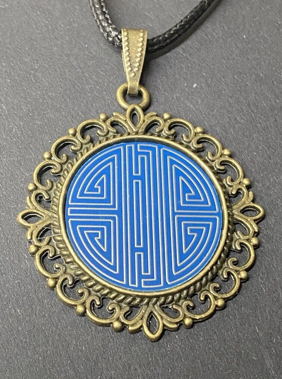 Amulett – bronzefarben, chinesische Shou Symbolik Disc in blau 25 mm, zinnlegiert, kupferunterlegt – Produktansicht 1