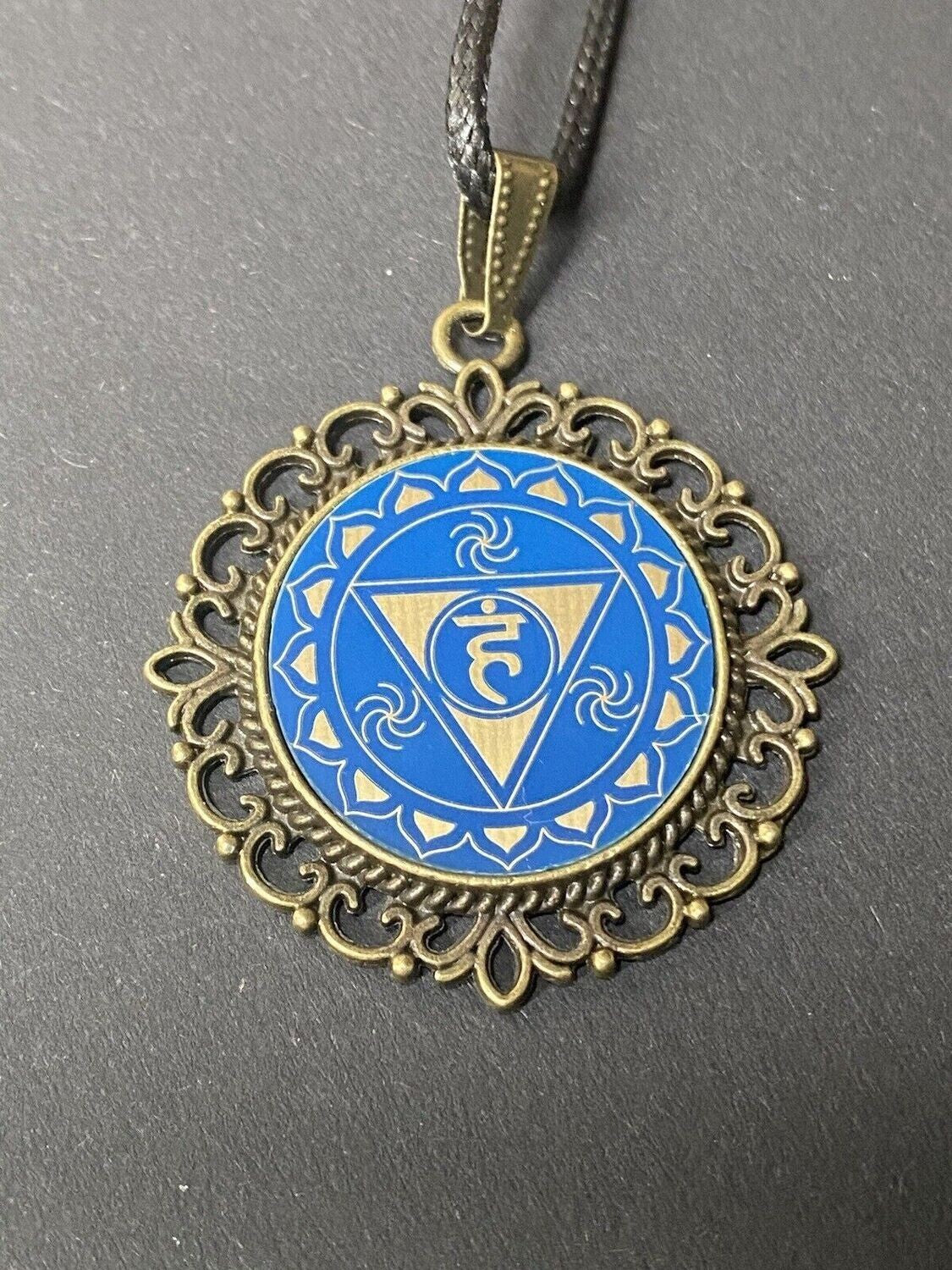 Amulett – Chakremy – bronzefarben, 3. Auge Disc in blau 25 mm, goldlegiert, kupferunterlegt – Produktansicht 1