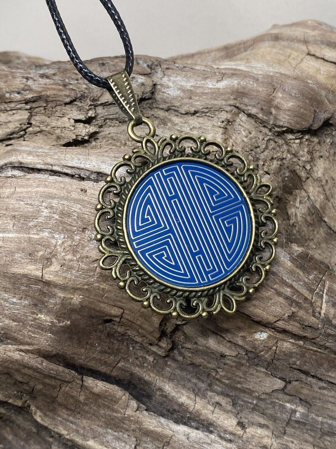 Amulett – bronzefarben, chinesische Shou Symbolik Disc in blau 25 mm, zinnlegiert, kupferunterlegt – Produktansicht 1