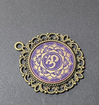 Amulett – Chakremy, bronzefarben, Kronen Chakra, Disc in lila flieder 25 mm, goldlegiert, kupferunterlegt – Produktansicht 1