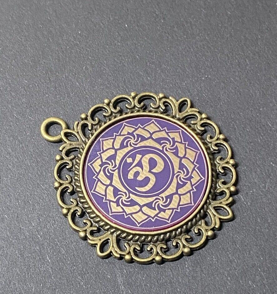 Amulett – Chakremy, bronzefarben, Kronen Chakra, Disc in lila flieder 25 mm, goldlegiert, kupferunterlegt – Produktansicht 1