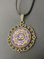 Amulett – Chakremy, bronzefarben, Kronen Chakra, Disc in lila flieder 25 mm, goldlegiert, kupferunterlegt – Produktansicht 1