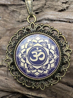 Amulett – Chakremy, bronzefarben, Kronen Chakra, Disc in lila flieder 25 mm, goldlegiert, kupferunterlegt – Produktansicht 1