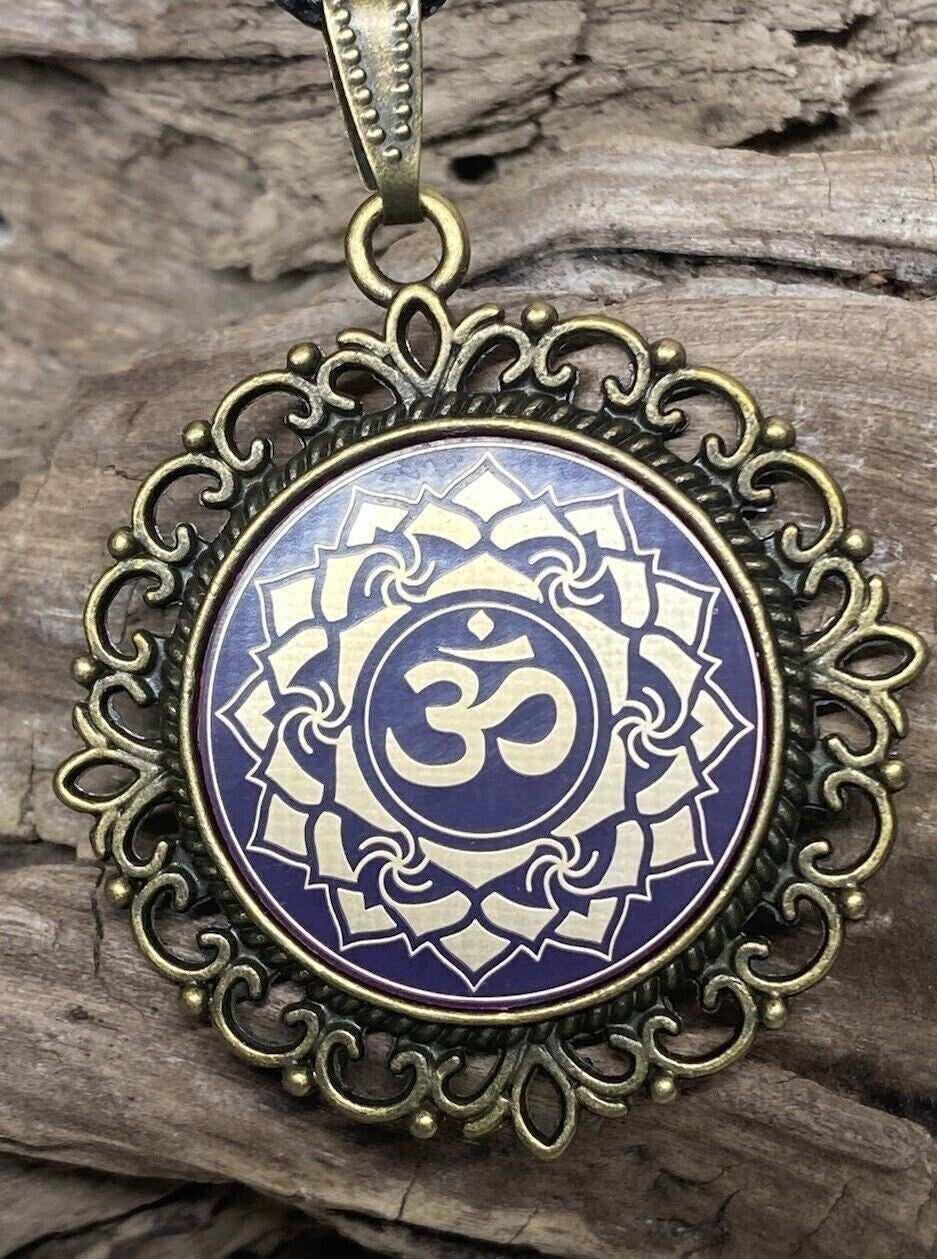 Amulett – Chakremy, bronzefarben, Kronen Chakra, Disc in lila flieder 25 mm, goldlegiert, kupferunterlegt – Produktansicht 1