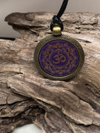 Amulett – Chakremy, bronzefarben, Kronen Chakra, Disc in lila flieder 25 mm, goldlegiert, kupferunterlegt – Produktansicht 1
