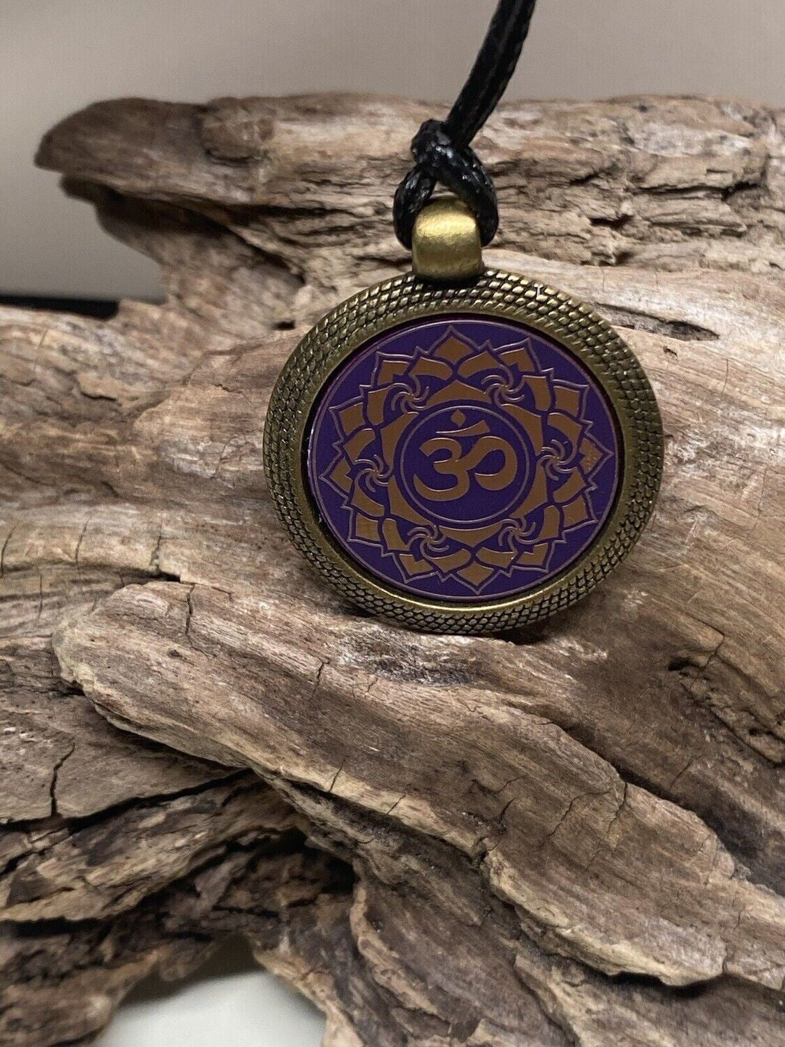 Amulett – Chakremy, bronzefarben, Kronen Chakra, Disc in lila flieder 25 mm, goldlegiert, kupferunterlegt – Produktansicht 1