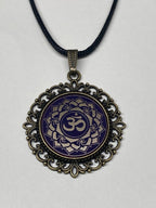 Amulett – Chakremy, bronzefarben, Kronen Chakra, Disc in lila flieder 25 mm, goldlegiert, kupferunterlegt – Produktansicht 1