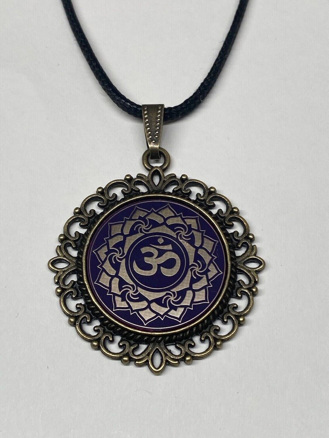 Amulett – Chakremy, bronzefarben, Kronen Chakra, Disc in lila flieder 25 mm, goldlegiert, kupferunterlegt – Produktansicht 1