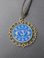 Amulett – Chakremy, bronzefarben, Stirnen Chakra, Disc in blau 25 mm, goldlegiert, kupferunterlegt – Produktansicht 1