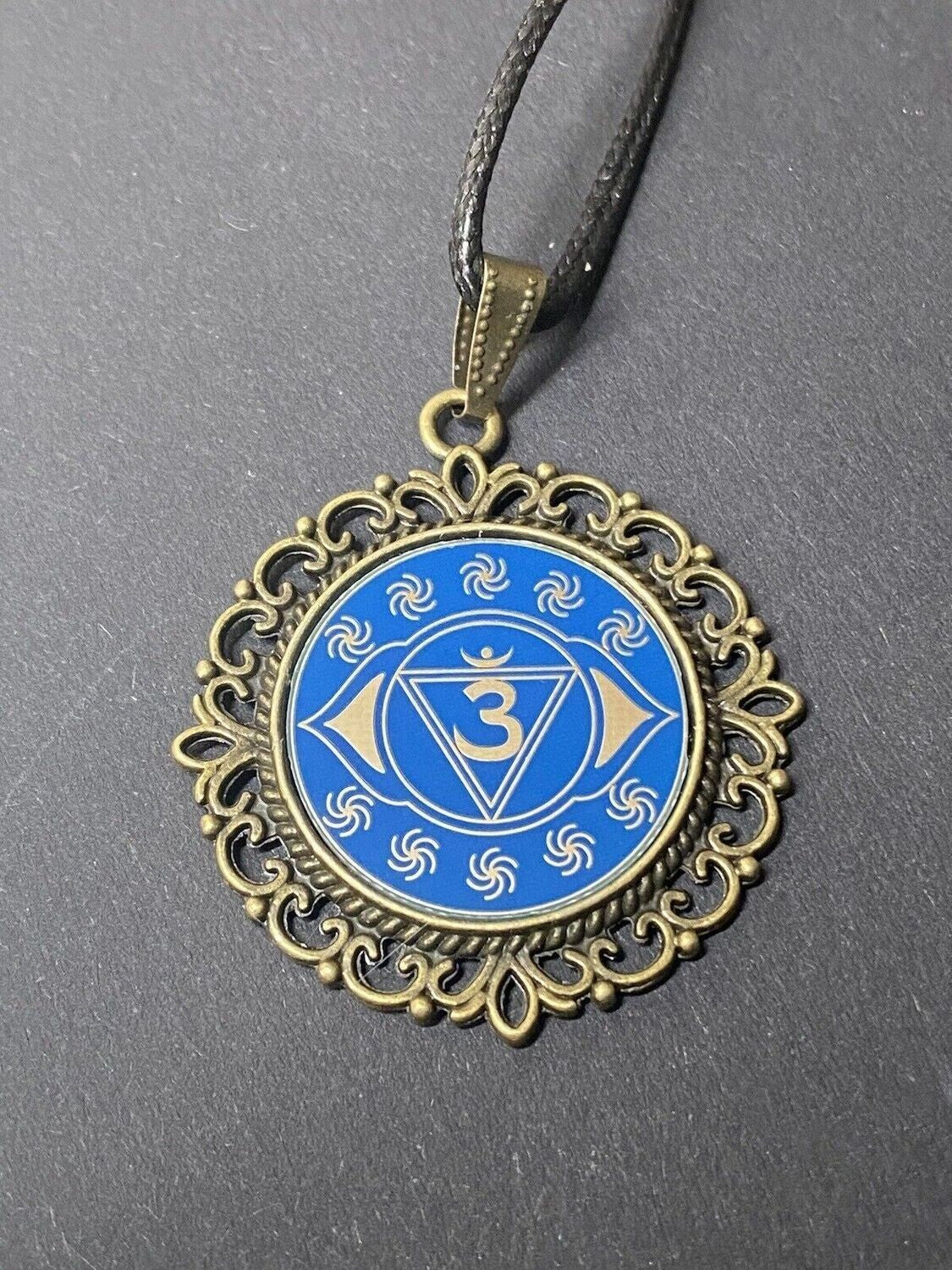 Amulett – Chakremy, bronzefarben, Stirnen Chakra, Disc in blau 25 mm, goldlegiert, kupferunterlegt – Produktansicht 1