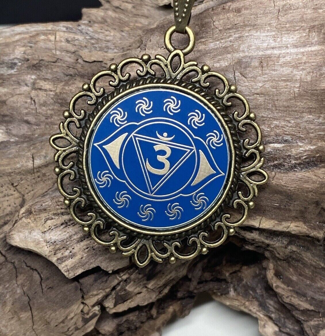 Amulett – Chakremy, bronzefarben, Stirnen Chakra, Disc in blau 25 mm, goldlegiert, kupferunterlegt – Produktansicht 1