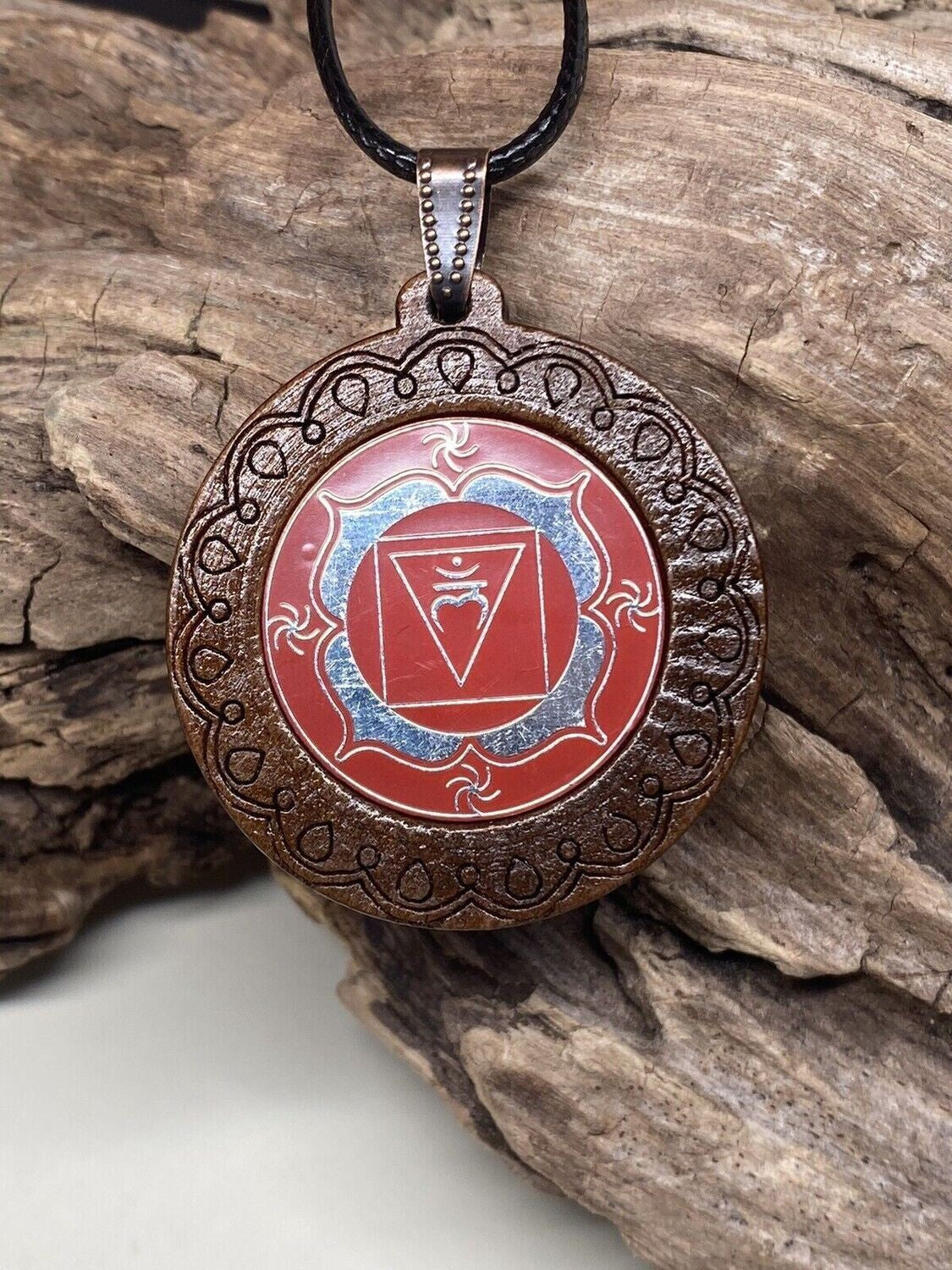 Amulett – Chakremy, Holzart, Wurzel Chakra, Disc in rot 25 mm, zinnlegiert, kupferunterlegt – Produktansicht 1