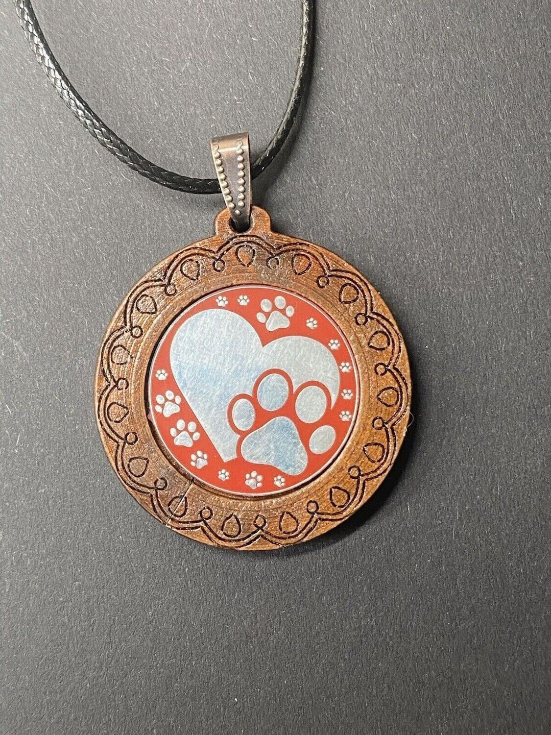 Amulett – Holzart, Pfoten im Liebesherz, Disc in rot 25 mm, zinnlegiert, kupferunterlegt – Produktansicht 1