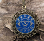 Amulett – Chakremy, bronzefarben, Stirnen Chakra, Disc in blau 25 mm, goldlegiert, kupferunterlegt – Produktansicht 1