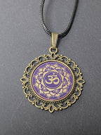 Amulett – Chakremy, bronzefarben, Kronen Chakra, Disc in lila flieder 25 mm, goldlegiert, kupferunterlegt – Produktansicht 1