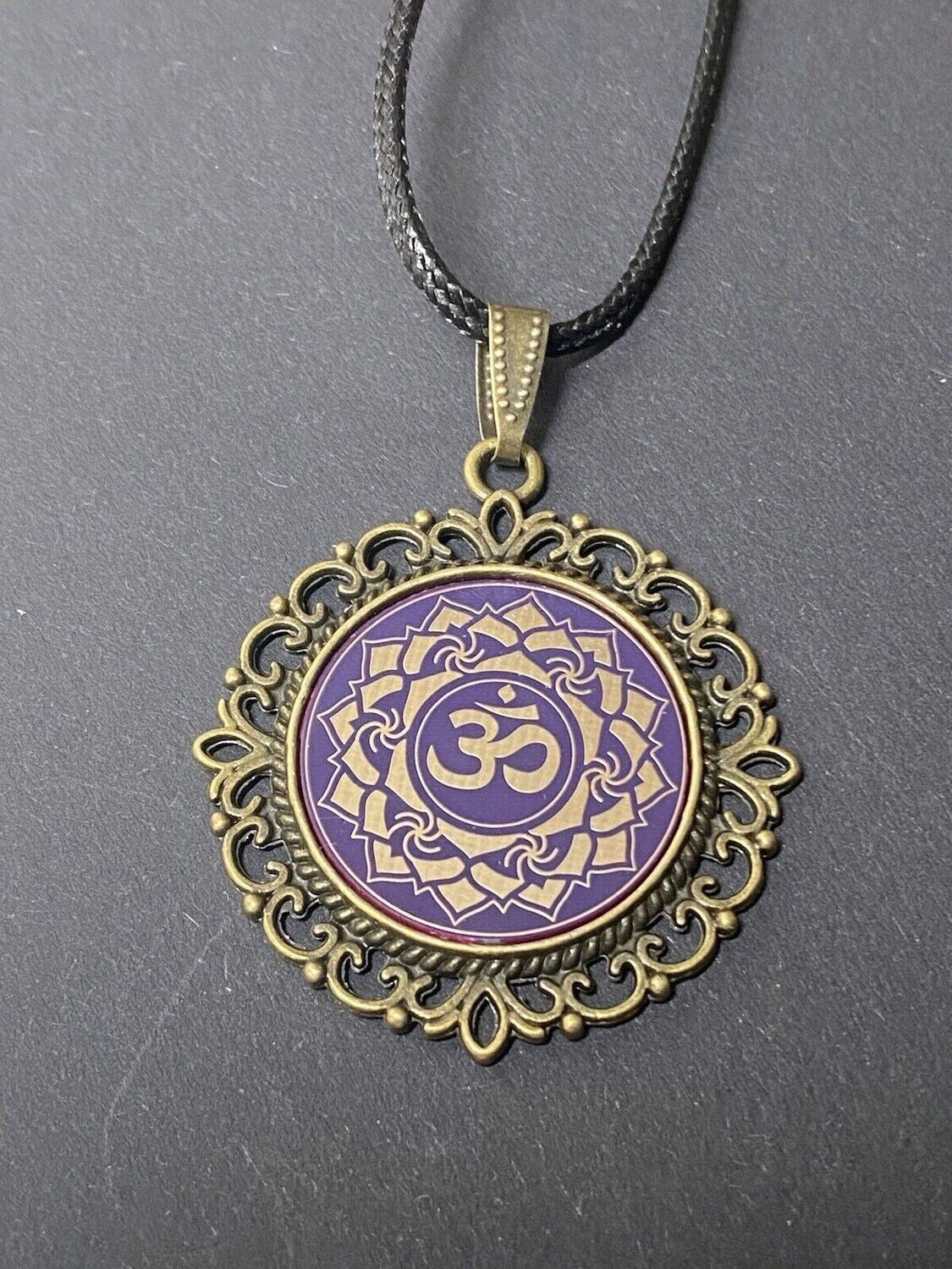 Amulett – Chakremy, bronzefarben, Kronen Chakra, Disc in lila flieder 25 mm, goldlegiert, kupferunterlegt – Produktansicht 1