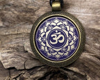 Amulett – Chakremy, bronzefarben, Kronen Chakra, Disc in lila flieder 25 mm, goldlegiert, kupferunterlegt – Produktansicht 1