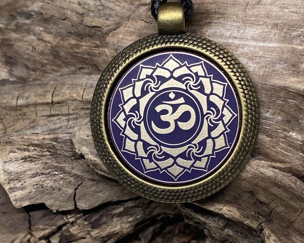 Amulett – Chakremy, bronzefarben, Kronen Chakra, Disc in lila flieder 25 mm, goldlegiert, kupferunterlegt – Produktansicht 1
