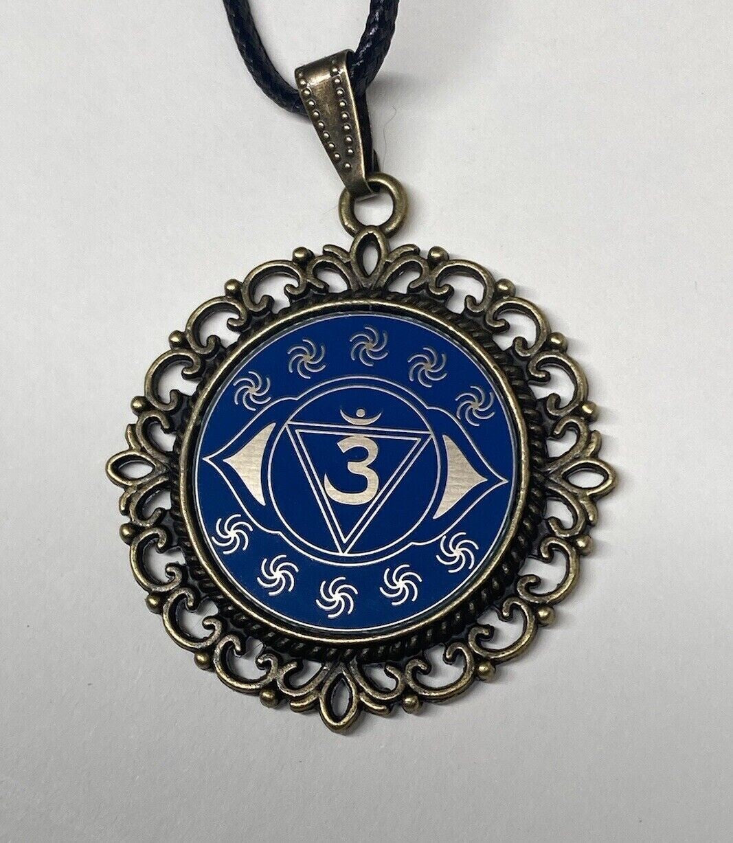 Amulett – Chakremy, bronzefarben, Stirnen Chakra, Disc in blau 25 mm, goldlegiert, kupferunterlegt – Produktansicht 1