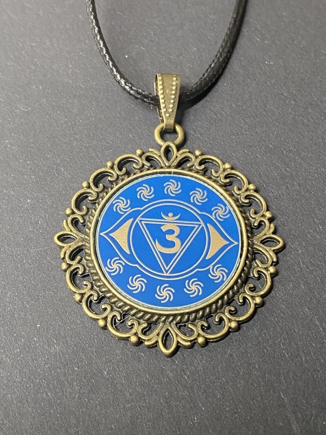 Amulett – Chakremy, bronzefarben, Stirnen Chakra, Disc in blau 25 mm, goldlegiert, kupferunterlegt – Produktansicht 1