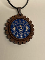 Amulett – Chakremy, Holzart, Stirnen Chakra, Disc in blau 25 mm, goldlegiert, kupferunterlegt – Produktansicht 1