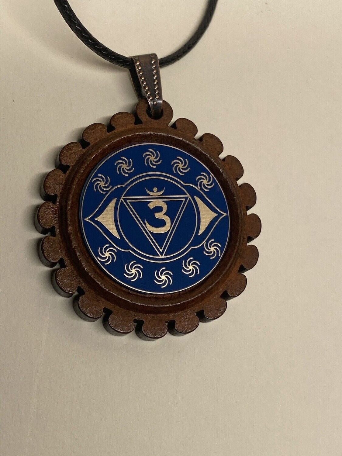 Amulett – Chakremy, Holzart, Stirnen Chakra, Disc in blau 25 mm, goldlegiert, kupferunterlegt – Produktansicht 1