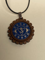 Amulett – Chakremy, Holzart, Stirnen Chakra, Disc in blau 25 mm, goldlegiert, kupferunterlegt – Produktansicht 1