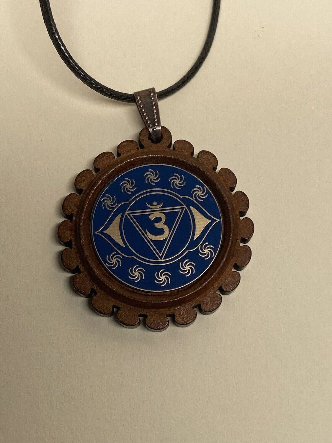 Amulett – Chakremy, Holzart, Stirnen Chakra, Disc in blau 25 mm, goldlegiert, kupferunterlegt – Produktansicht 1
