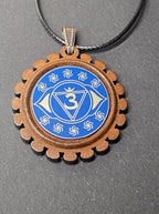 Amulett – Chakremy, Holzart, Stirnen Chakra, Disc in blau 25 mm, goldlegiert, kupferunterlegt – Produktansicht 1