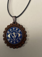 Amulett – Chakremy, Holzart, Stirnen Chakra, Disc in blau 25 mm, goldlegiert, kupferunterlegt – Produktansicht 1