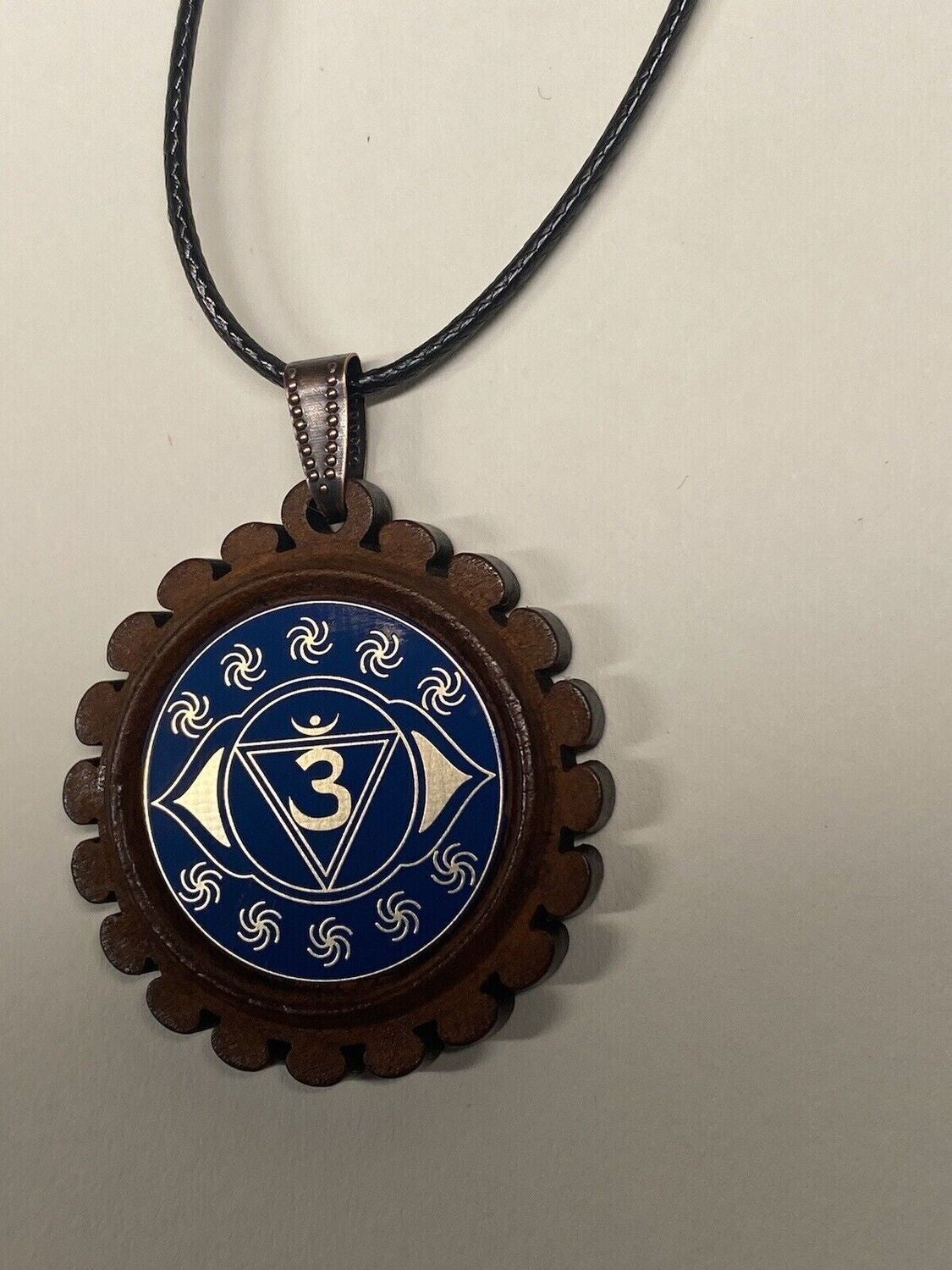 Amulett – Chakremy, Holzart, Stirnen Chakra, Disc in blau 25 mm, goldlegiert, kupferunterlegt – Produktansicht 1