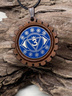Amulett – Chakremy, Holzart, Stirnen Chakra, Disc in blau 25 mm, goldlegiert, kupferunterlegt – Produktansicht 1