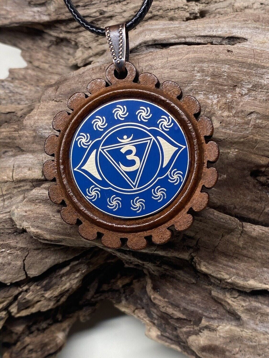Amulett – Chakremy, Holzart, Stirnen Chakra, Disc in blau 25 mm, goldlegiert, kupferunterlegt – Produktansicht 1