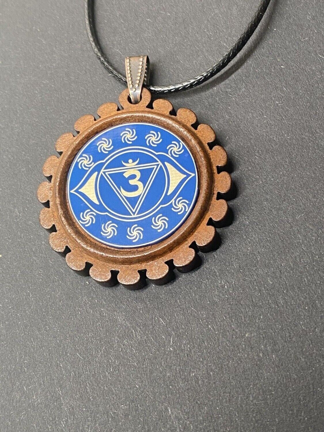 Amulett – Chakremy, Holzart, Stirnen Chakra, Disc in blau 25 mm, goldlegiert, kupferunterlegt – Produktansicht 1