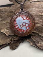 Amulett – Holzart, Pfoten im Liebesherz, Disc in rot 25 mm, zinnlegiert, kupferunterlegt – Produktansicht 1