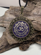 Amulett – Chakremy, bronzefarben, Kronen Chakra, Disc in lila flieder 25 mm, goldlegiert, kupferunterlegt – Produktansicht 1