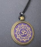 Amulett – Chakremy, bronzefarben, Kronen Chakra, Disc in lila flieder 25 mm, goldlegiert, kupferunterlegt – Produktansicht 1