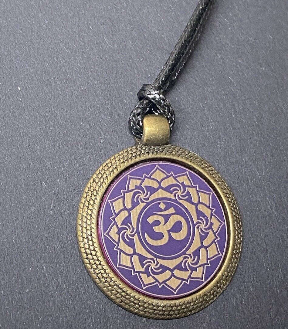 Amulett – Chakremy, bronzefarben, Kronen Chakra, Disc in lila flieder 25 mm, goldlegiert, kupferunterlegt – Produktansicht 1