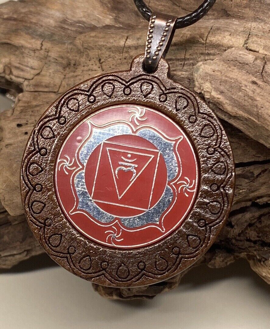 Amulett – Chakremy, Holzart, Wurzel Chakra, Disc in rot 25 mm, zinnlegiert, kupferunterlegt – Produktansicht 1