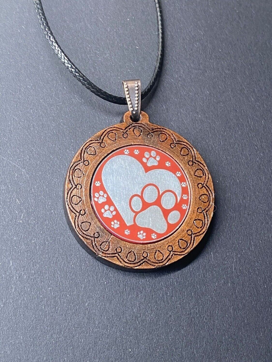 Amulett – Holzart, Pfoten im Liebesherz, Disc in rot 25 mm, zinnlegiert, kupferunterlegt – Produktansicht 1