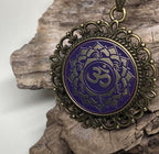 Amulett – Chakremy, bronzefarben, Kronen Chakra, Disc in lila flieder 25 mm, goldlegiert, kupferunterlegt – Produktansicht 1