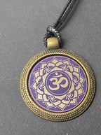 Amulett – Chakremy, bronzefarben, Kronen Chakra, Disc in lila flieder 25 mm, goldlegiert, kupferunterlegt – Produktansicht 1
