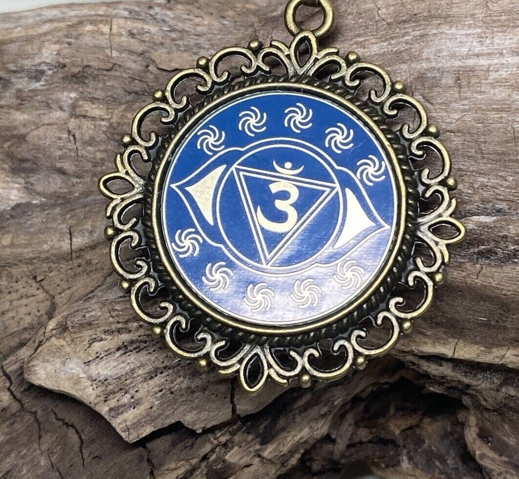 Amulett – Chakremy, bronzefarben, Stirnen Chakra, Disc in blau 25 mm, goldlegiert, kupferunterlegt – Produktansicht 1