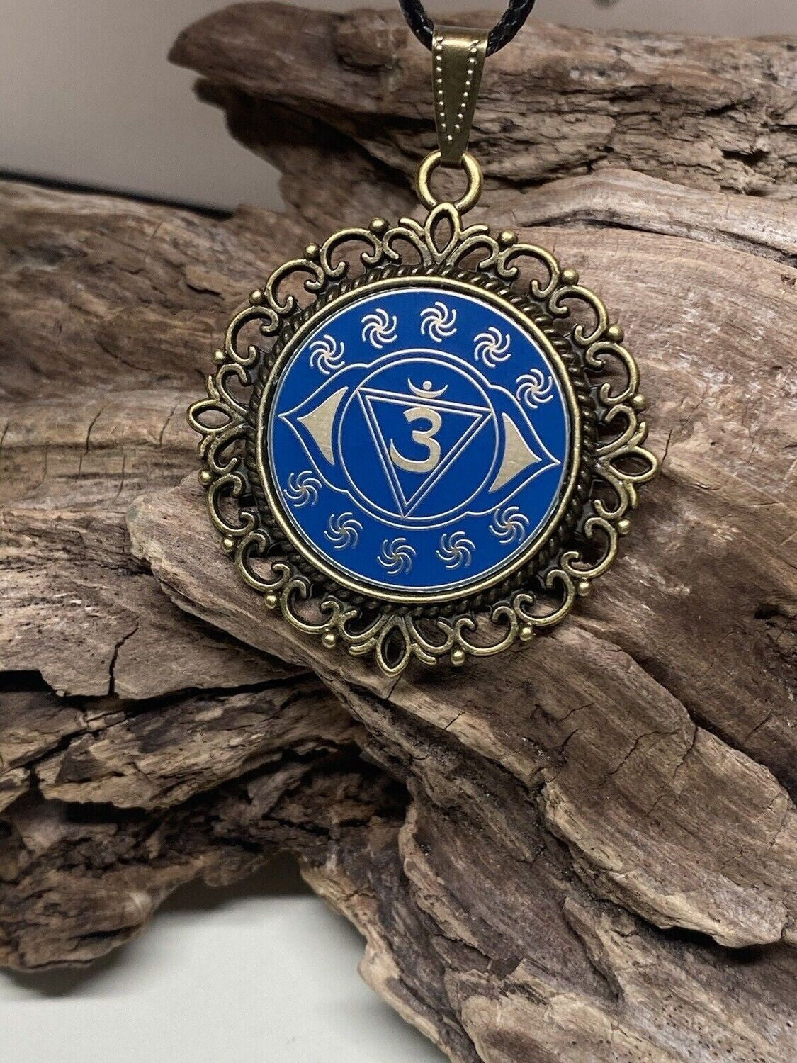 Amulett – Chakremy, bronzefarben, Stirnen Chakra, Disc in blau 25 mm, goldlegiert, kupferunterlegt – Produktansicht 1