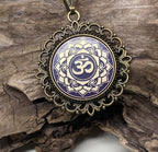 Amulett – Chakremy, bronzefarben, Kronen Chakra, Disc in lila flieder 25 mm, goldlegiert, kupferunterlegt – Produktansicht 1