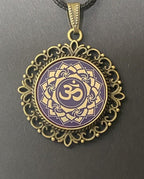 Amulett – Chakremy, bronzefarben, Kronen Chakra, Disc in lila flieder 25 mm, goldlegiert, kupferunterlegt – Produktansicht 1